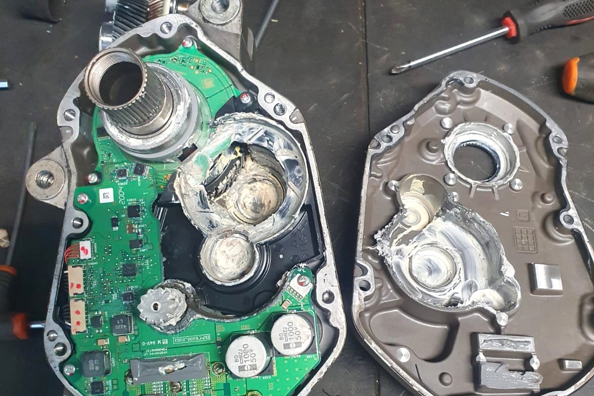 Moteur de vélo électrique ouvert sur l'établi de l'atelier